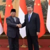 Presiden China Xi Jinping (kanan) menerima kunjungan Presiden terpilih Prabowo Subianto di Beijing, Senin sore