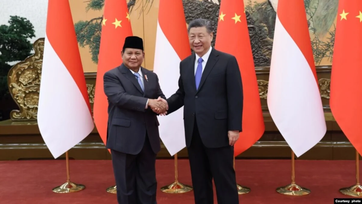 Presiden China Xi Jinping (kanan) menerima kunjungan Presiden terpilih Prabowo Subianto di Beijing, Senin sore