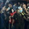 Ibu dari terdakwa Ronald Tannur (RT) yang berinisial MW (Meirizka Widjaja) (tengah) digiring petugas di Kejaks