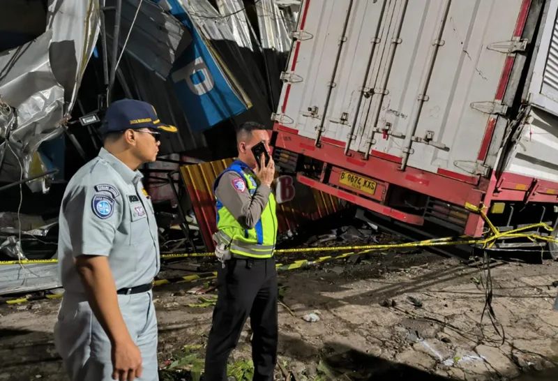 Lokasi kecelakaan beruntun yang melibatkan truk trailer dengan sejumlah kendaraan di Jalan Prof. Dr. Hamka, Ke