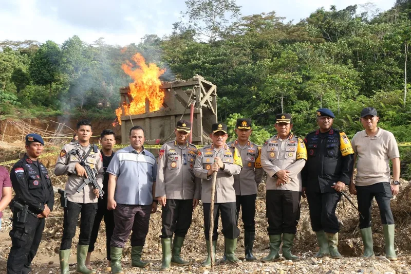 Kapolda Sumbar Irjen Pol Suharyono saat pimpin operasi pemberantasan kegiatan tambang Ilegal di pedalaman Solo