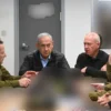 Perdana Menteri Israel Benjamin Netanyahu dan Menteri Pertahanan Yoav Gallant bareng petinggi militer lainnya