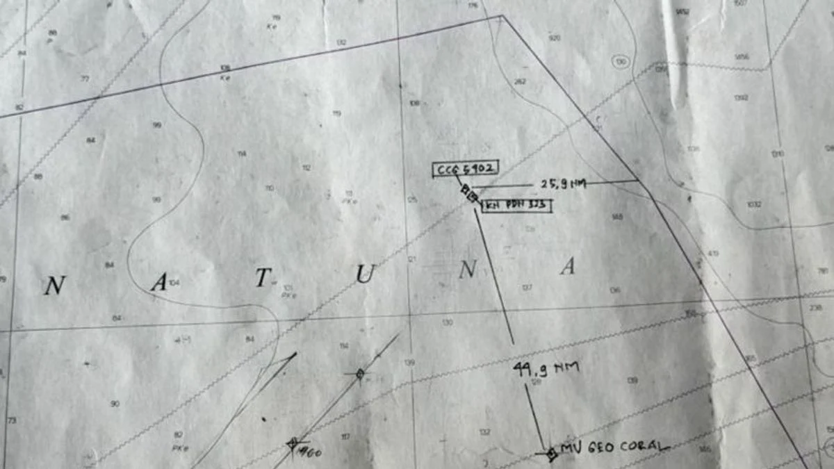 Foto koordinat Kapal patroli Bakamla RI KN Pulau Dana-323 dan kapal coast guard China 5402 di Laut Natuna Utar