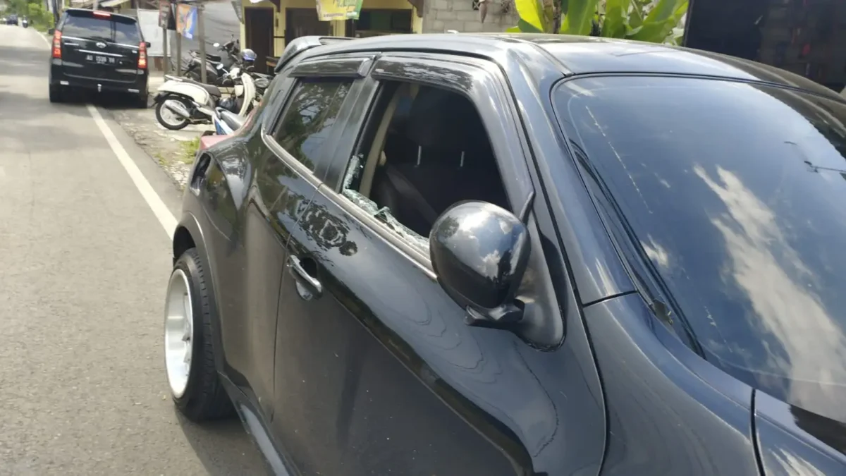 Kondisi mobil milik Sis Budiyono anggota DPRD Kabupaten Semarang yang dipecah kacanya dan dicuri uangnya sebes