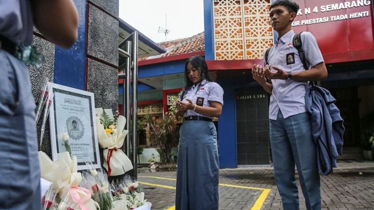 Sejumlah siswa berdoa untuk rekannya pelajar SMK Semarang korban penembakan polisi di Semarang, Selasa 26 Nove