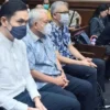 Tiga terdakwa, yakni Harvey Moeis selaku perpanjangan tangan PT RBT (kiri), Suparta selaku Direktur Utama PT R