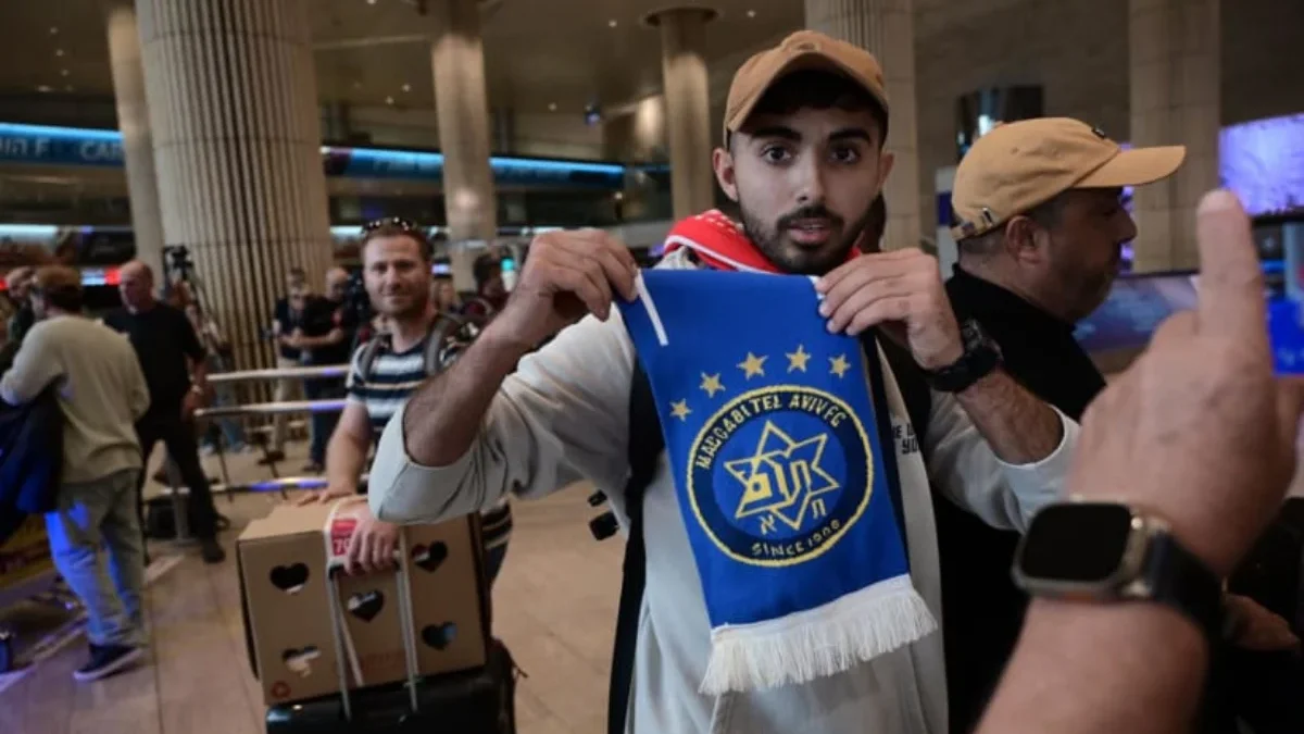 Seorang penggemar Maccabi Tel Aviv yang mendarat di Israel pasca serangan antisemit di Amsterdam, 8 November 2