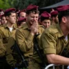 Tentara Israel menangis di pemakaman rekan mereka (Associated Press)