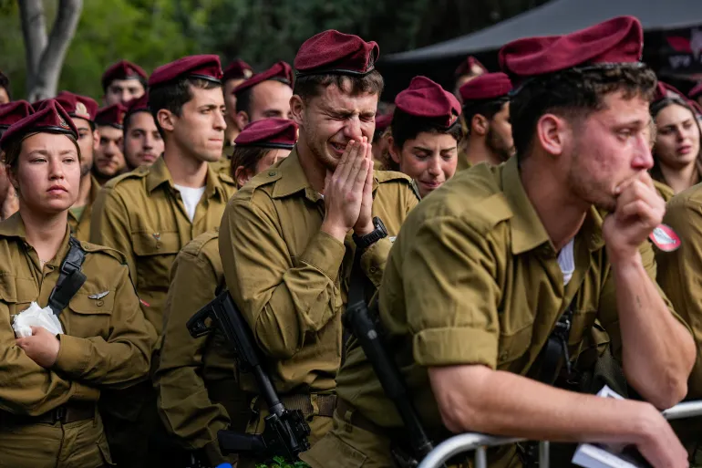 Tentara Israel menangis di pemakaman rekan mereka (Associated Press)