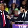 Senator Marco Rubio, kanan, muncul pada rapat umum kampanye bersama Donald Trump di Allentown, Pennsylvania, p