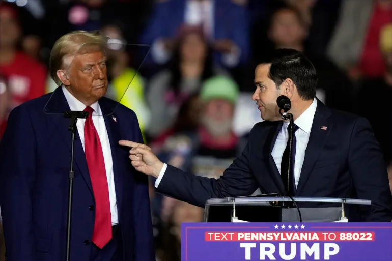 Senator Marco Rubio, kanan, muncul pada rapat umum kampanye bersama Donald Trump di Allentown, Pennsylvania, p