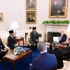 Presiden Prabowo Subianto didampingi Menteri Luar Negeri Sugiono dan Sekretaris Kabinet Teddy Indra Wijaya, me