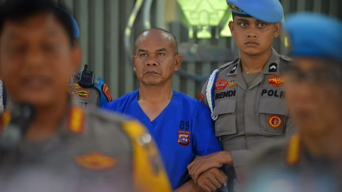 Petugas provost mengawal tersangka AKP Dadang Iskandar saat konfrensi pers di Mapolda Sumatera Barat, di Padan