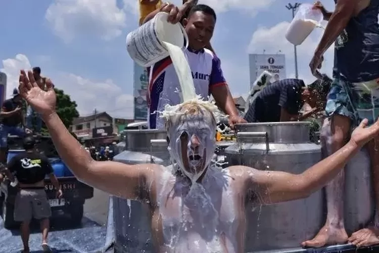 Peternak Boyolali Buang Susu Sebagai Bentuk Protes, YLKI Desak Pemerintah Tinjau Kebijakan Impor Susu (Foto: D