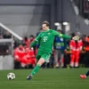 Kiper Bayern, Manuel Neuer menyapu bola dari area tengah lapanngan - @imiasanmia (X)