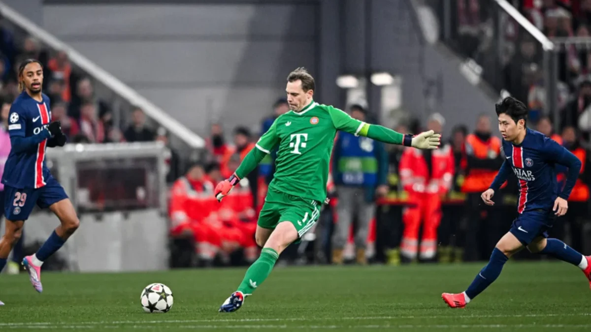 Kiper Bayern, Manuel Neuer menyapu bola dari area tengah lapanngan - @imiasanmia (X)