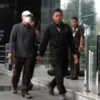 Gubernur Bengkulu Rohidin Mersyah tiba di Gedung Merah Putih KPK, Jakarta, Minggu (24/11).