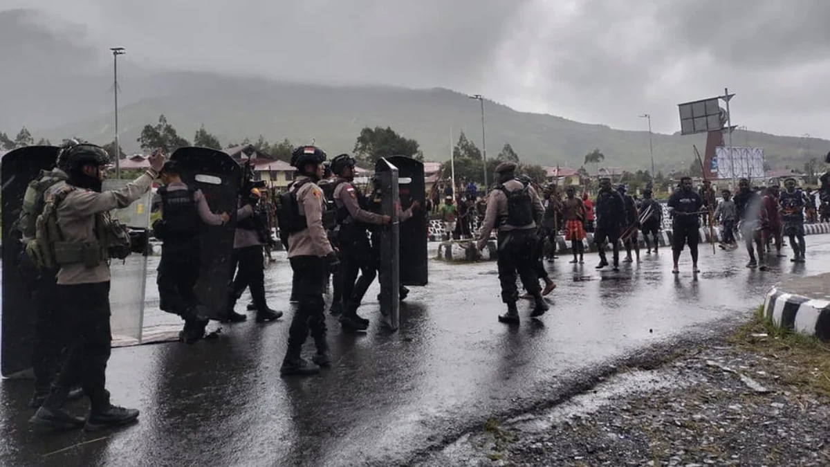 Aparat tengah melakukan pengamanan lokasi bentrok di KPU Puncak Jaya saat tahapan pencoblosan berlangsung, Rab