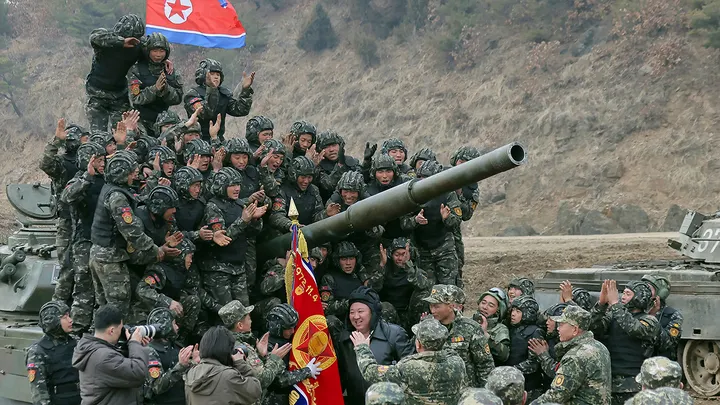 Pemimpin Korea Utara Kim Jong Un, tengah, bertemu dengan tentara yang mengikuti pelatihan di Korea Utara pada