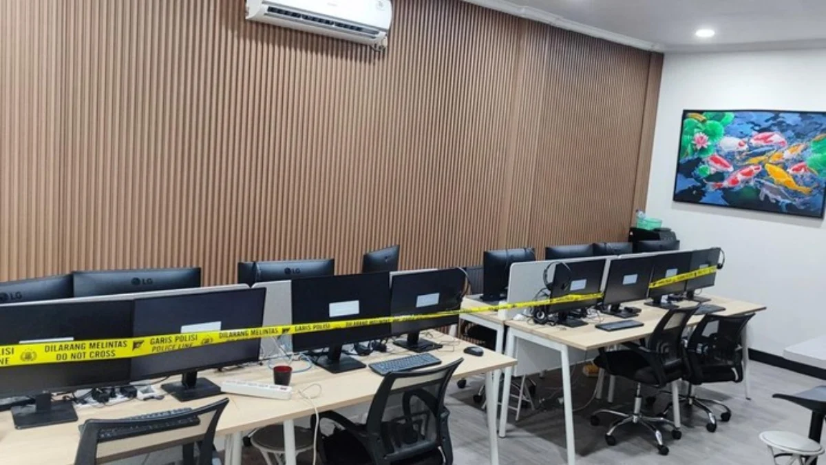 Polda Metro menggeledah salah satu ruko di kawasan Galaxy, Bekasi, yang dijadikan \'kantor satelit\' pegawai Kom