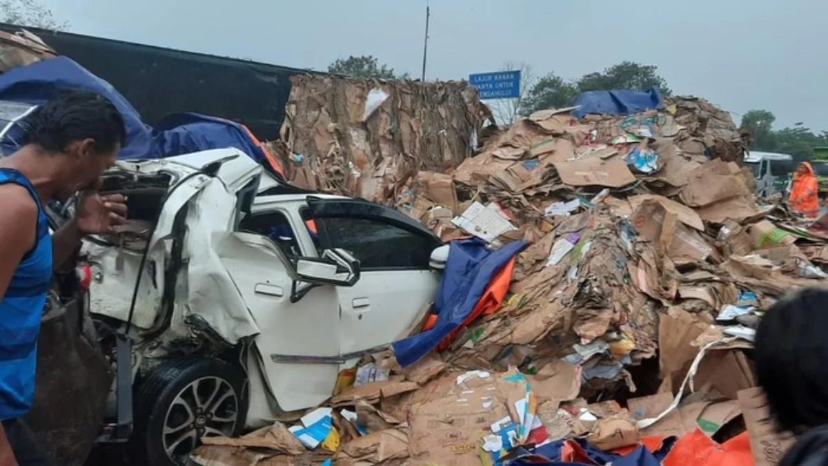 Potret Mobil-mobil Ringsek Akibat Kecelakaan Beruntun di Tol Cipularang. Foto: Dok. PJR Cipularang.