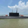 Kapal selam Rusia yang singgah di pelabuhan Surabaya itu dalam perjalanan dari Laut Baltik menuju Armada Pasif