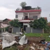 Rumah warga yang atap nya terbawa angin kencang/puting beliung dan terjatuh sampai ke jalur whoosh (dok. istim