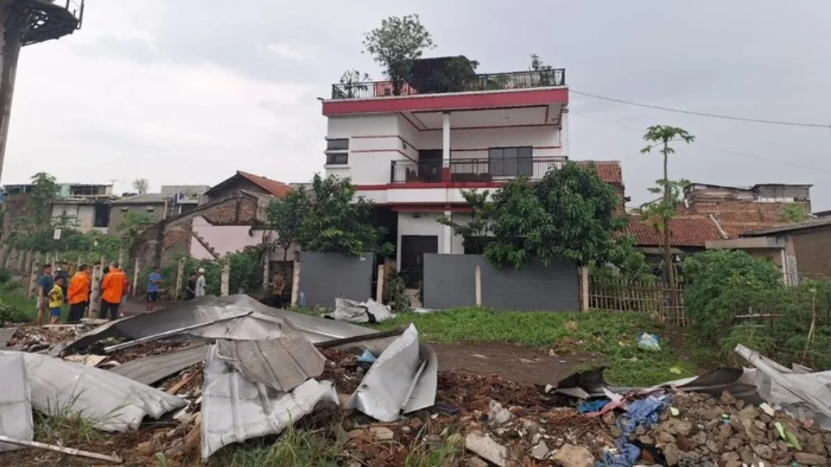 Rumah warga yang atap nya terbawa angin kencang/puting beliung dan terjatuh sampai ke jalur whoosh (dok. istim