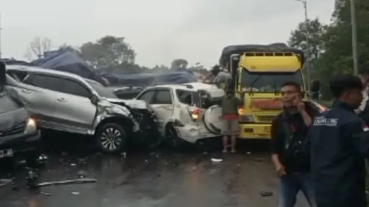 : Suasana kecelakaan di Tol Cipularang, Jawa Barat, Senin (11/11/2024). (Istimewa)