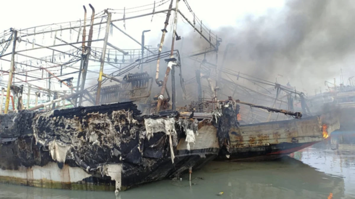 Kebakaran kapal di Pelabuhan Kota Tegal. Foto: Dok. Istimewa