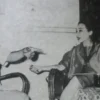 Sukarno atau Bung Karno saat diwawancara oleh Cindy Adams. (Foto repro sampul belakang buku Bung Karno: Penyam