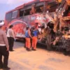 Proses evakuasi bus rombongan SMP IT Darul Qur\'an Mulia Putri Bogor usai mengalami kecelakaan maut di Jalan To