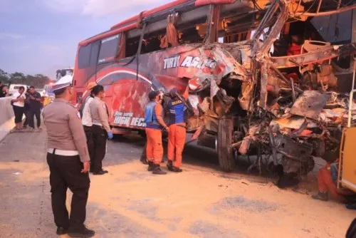 Proses evakuasi bus rombongan SMP IT Darul Qur\'an Mulia Putri Bogor usai mengalami kecelakaan maut di Jalan To