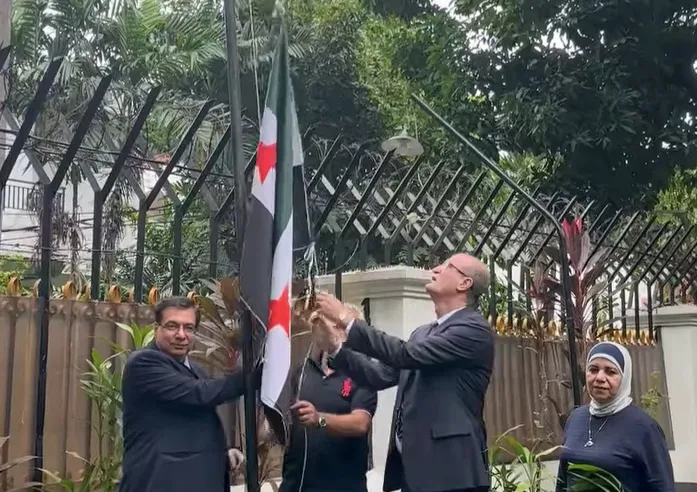 pejabat di Kedubes Suriah mengibarkan bendera baru mereka.(Tangkapan layar media sosial Kedubes Suriah di Jaka