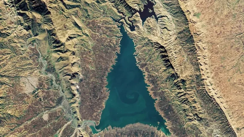 Danau Dukan di wilayah Kurdistan Irak tampak mirip dengan pohon Natal dari luar angkasa.(NASA/ESA/Alex Gerst/p