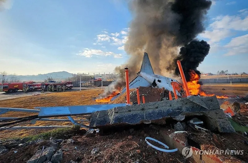 Sebuah pesawat Jeju Air yang membawa 181 orang jatuh saat mendarat di Bandara Internasional Muan, Korea Selata