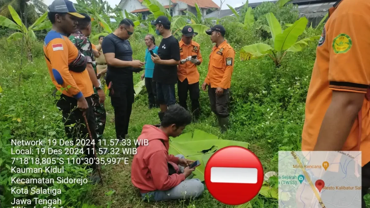 Petugas saat menemukan Sodiq, 54, warga Dusun Tugu, Desa Banding, Kecamatan Bringin, Kabupaten Semarang yang