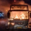 Satu unit bus pariwisata hangus terbakar saat melintas di jalan raya Solo-Jogja tak jauh dari simpang Pakis, K