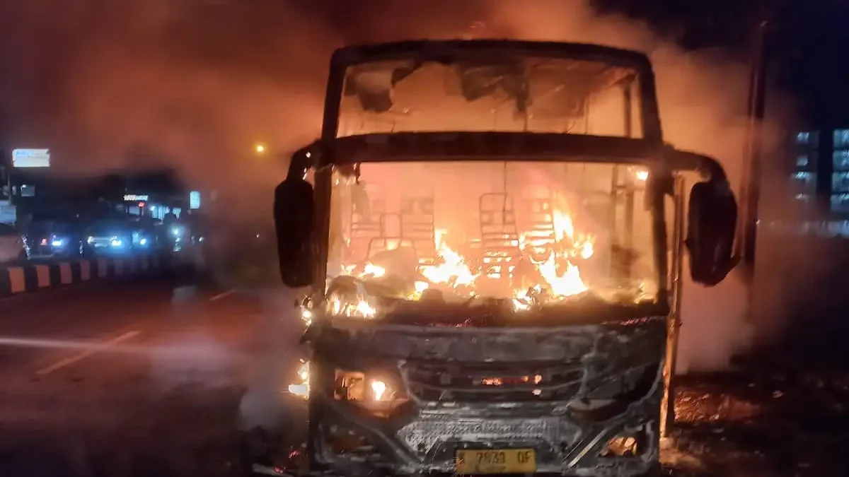 Satu unit bus pariwisata hangus terbakar saat melintas di jalan raya Solo-Jogja tak jauh dari simpang Pakis, K