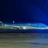 Boeing 737-800 milik maskapai penerbangan Belanda, KLM Royal Dutch Airlines yang tergelincir di Bandara Intern