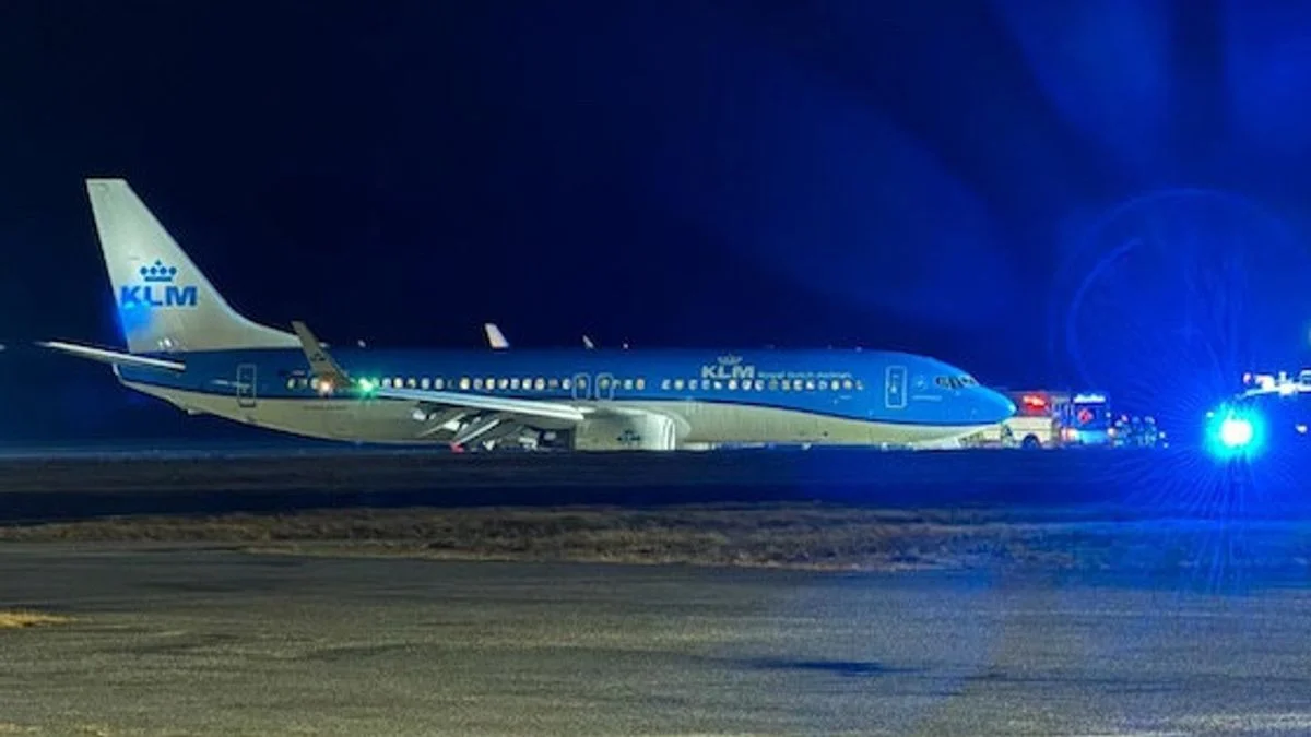 Boeing 737-800 milik maskapai penerbangan Belanda, KLM Royal Dutch Airlines yang tergelincir di Bandara Intern