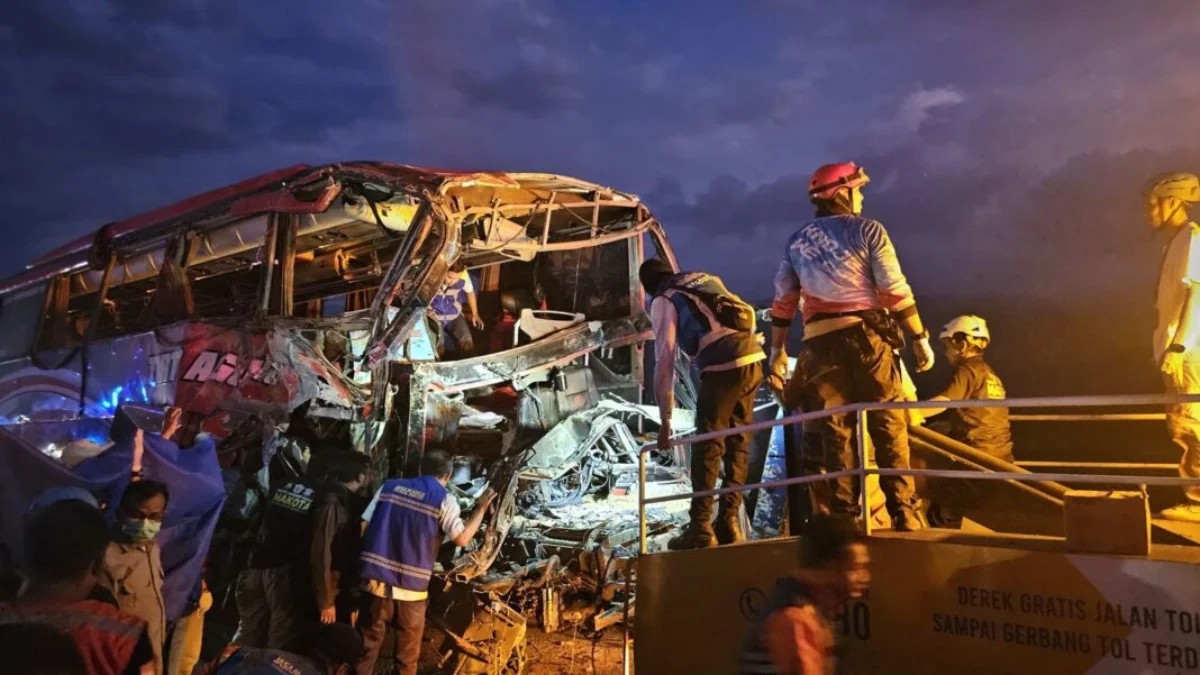 Proses evakuasi insiden kecelakaan di KM 77 Tol Surabaya-Malang, Senin(23/12/2024).(foto:ist