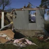 Sebuah rumah mobil rusak akibat tornado yang melanda Katy, Texas pada hari Sabtu. Foto: AP