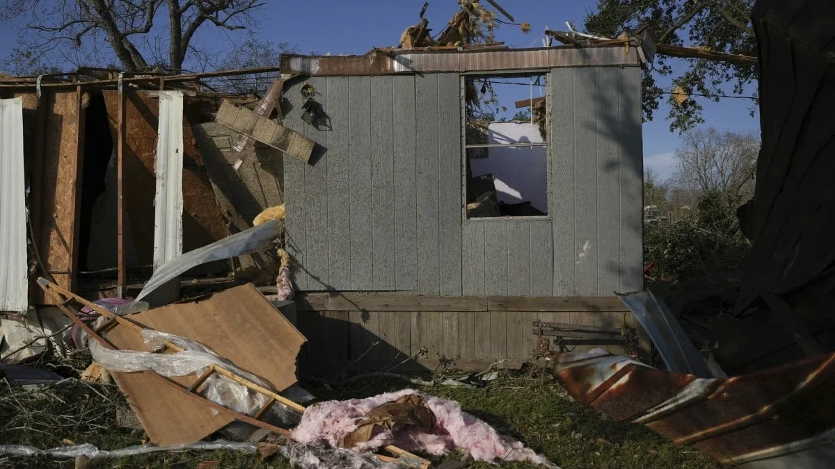 Sebuah rumah mobil rusak akibat tornado yang melanda Katy, Texas pada hari Sabtu. Foto: AP