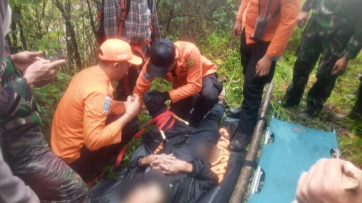 Tim SAR evakuasi pendaki gunung yang tersesat selama dua hari di areal Gunung Agung Bali