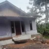 Kerusakan rumah di Kecamatan Takokak, Cianjur, Jawa Barat, akibat pergerakan tanah terus bertamabah sehingga p