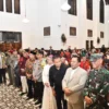 Penjabat Gubernur Jawa Barat Bey Machmudin meninjau pelaksanaan ibadah misa Natal, di Gereja Katedral Santo Pe