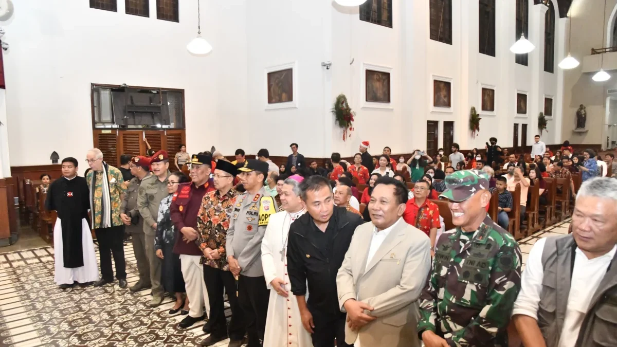 Penjabat Gubernur Jawa Barat Bey Machmudin meninjau pelaksanaan ibadah misa Natal, di Gereja Katedral Santo Pe