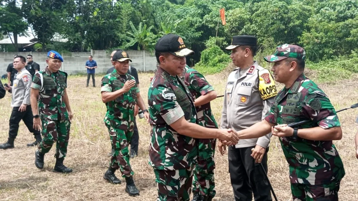 Panglima TNI Jenderal TNI Agus Subiyanto, S.E., M.Si., menyalami Danrem 063/SGJ Kolonel Inf Hista Sholeh Harap