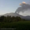 Status Gunung Raung yang berada di perbatasan Kabupaten Banyuwangi, Jember dan Bondowoso ini naik satu level d